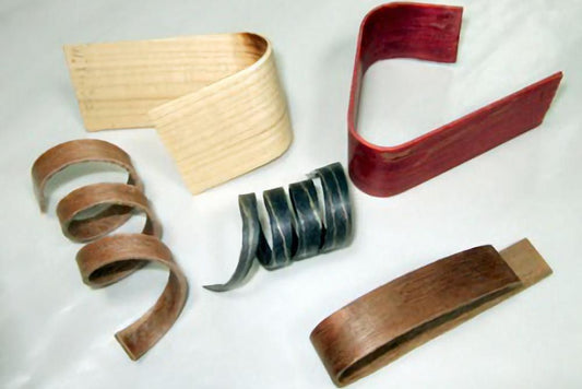 ストーリオの木製プロダクトのきっかけとなった、様々な形に曲がった無垢材の加工片